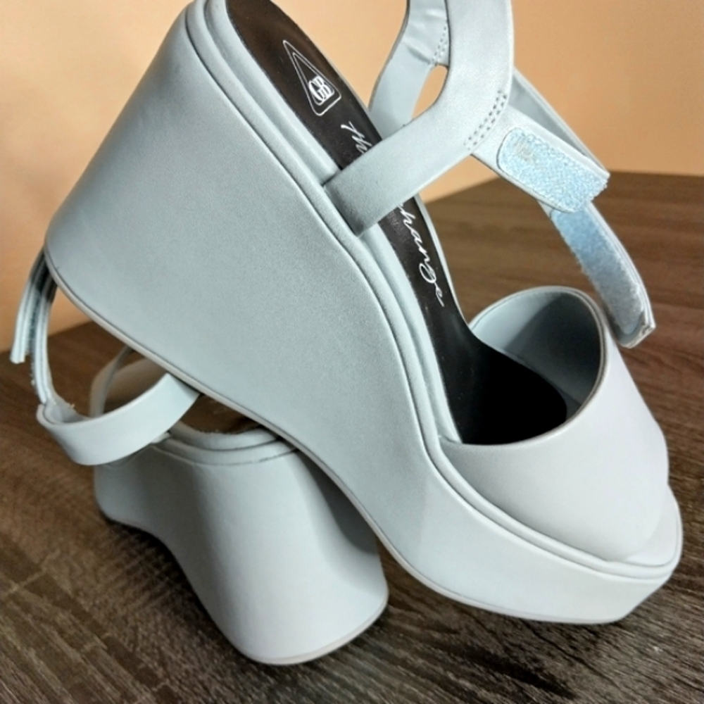 Gianni Bini "the change" woman's 9M wedge leather ankle strap gray sandals.NWT.